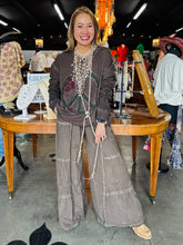 Load image into Gallery viewer, I Love Linen - Sweatshirt Peace Patch Pigment-Wash Cotton