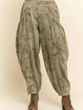 Load image into Gallery viewer, Davi & Dani - Floral Print Relaxed Fit Cargo Pants