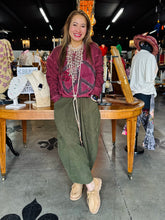 Load image into Gallery viewer, I Love Linen - Sweatshirt Peace Patch Pigment-Wash Cotton