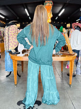 Load image into Gallery viewer, I Love Linen - Sweatshirt Peace Patch Pigment-Wash Cotton