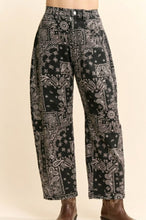 Load image into Gallery viewer, Davi &amp; Dani - BANDANA PRINTJEANS  Ship 9/28/29
