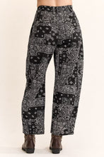 Load image into Gallery viewer, Davi &amp; Dani - BANDANA PRINTJEANS  Ship 9/28/29
