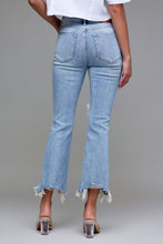 Load image into Gallery viewer, Hidden Jeans - Medium Wash Knee Distressed Frayed Cropped Flare
