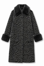 Load image into Gallery viewer, Davi &amp; Dani - BAD DONKEY FUR COAT
