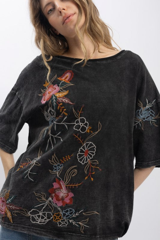 Embroidered Short Sleeve Washed Top