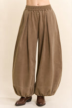 Load image into Gallery viewer, Davi &amp; Dani - Balloon Jeans Ship 9/28/29
