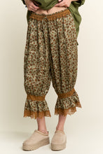 Load image into Gallery viewer, Multi Pattern Lace Trim Detail Capri Bottoms
