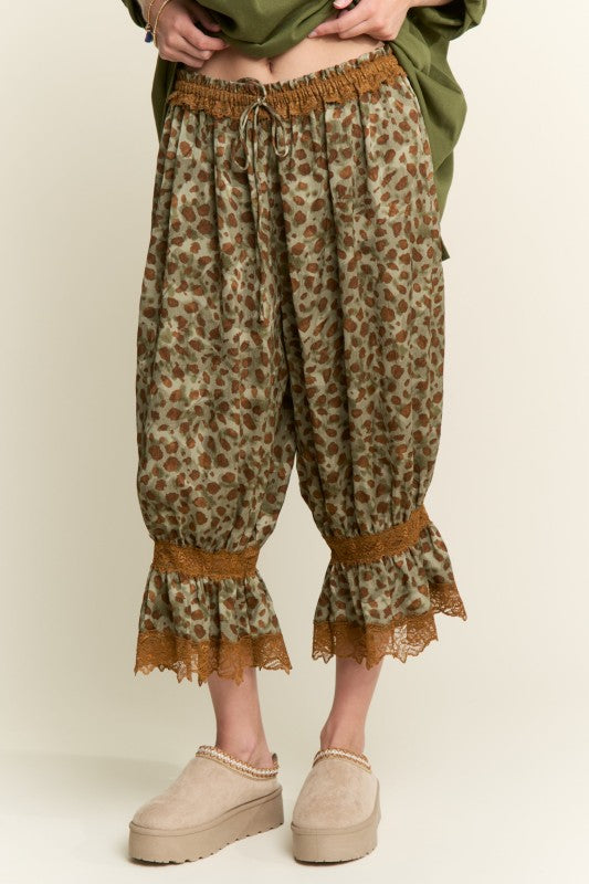 Multi Pattern Lace Trim Detail Capri Bottoms
