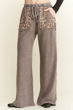 Load image into Gallery viewer, Mineralwashed Leopard Print Pocket Side Trim Pants
