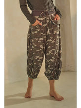 Load image into Gallery viewer, Oddi - Acid Washed Camo Print Cropped Jogger Pants
