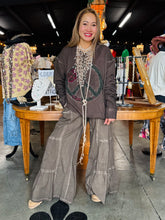 Load image into Gallery viewer, I Love Linen - Sweatshirt Peace Patch Pigment-Wash Cotton
