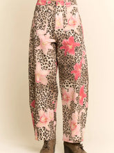 Load image into Gallery viewer, Davi &amp; Dani - Tapestry Cargo Joggers
