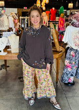 Load image into Gallery viewer, Bluevelvet - FLOWER EMBROIDERY SWEATSHIRT
