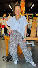 Load image into Gallery viewer, Linen Mix V-Tee
