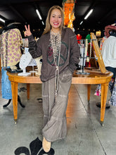 Load image into Gallery viewer, I Love Linen - Sweatshirt Peace Patch Pigment-Wash Cotton
