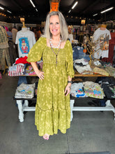 Load image into Gallery viewer, FLORAL PRINT SMOCKED TIERED MAXI DRESS
