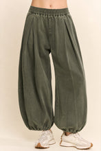 Load image into Gallery viewer, Davi &amp; Dani - Balloon Jeans Ship 9/28/29
