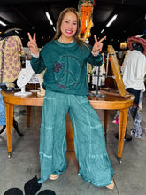 Load image into Gallery viewer, I Love Linen - Sweatshirt Peace Patch Pigment-Wash Cotton
