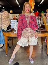 Load image into Gallery viewer, Bluevelvet - LIGHTWEIGHT FLORAL RUFFLE SHORTS
