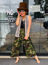 Load image into Gallery viewer, Davi &amp; Dani - All In Camo
