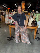 Load image into Gallery viewer, Camille &amp; Company - Basic Linen Top
