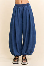 Load image into Gallery viewer, Davi &amp; Dani - Balloon Jeans Ship 9/28/29
