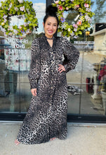 Load image into Gallery viewer, Leopard maxi dress - duster - Gray
