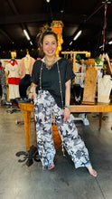 Load image into Gallery viewer, Linen Mix V-Tee
