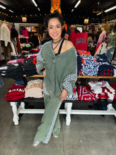 Load image into Gallery viewer, Mineralwash Floral Daisy Trim Pants
