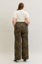 Load image into Gallery viewer, HW Retro Wide Leopard Print Jeans
