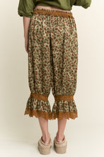 Load image into Gallery viewer, Multi Pattern Lace Trim Detail Capri Bottoms
