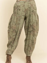 Load image into Gallery viewer, Davi &amp; Dani - Floral Print Relaxed Fit Cargo Pants
