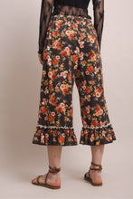 Load image into Gallery viewer, BOTTOM RUFFLE OPENING CAPRI PANTS
