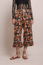 Load image into Gallery viewer, BOTTOM RUFFLE OPENING CAPRI PANTS
