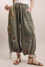 Load image into Gallery viewer, Bluevelvet - FLOWER EMBOIDERY ELASTIC WAIST MULTI POCKET PANTS
