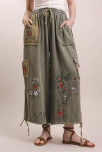 Load image into Gallery viewer, Bluevelvet - FLOWER EMBOIDERY ELASTIC WAIST MULTI POCKET PANTS

