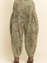 Load image into Gallery viewer, Davi &amp; Dani - Floral Print Relaxed Fit Cargo Pants
