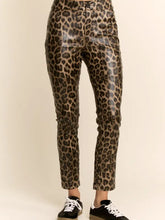 Load image into Gallery viewer, Davi &amp; Dani - Leopard Elastic Waist  Pants
