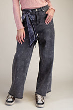 Load image into Gallery viewer, Easel - Bow Printed Stretch Denim Pants
