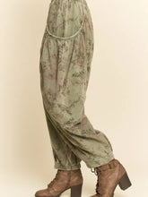 Load image into Gallery viewer, Davi &amp; Dani - Floral Print Relaxed Fit Cargo Pants
