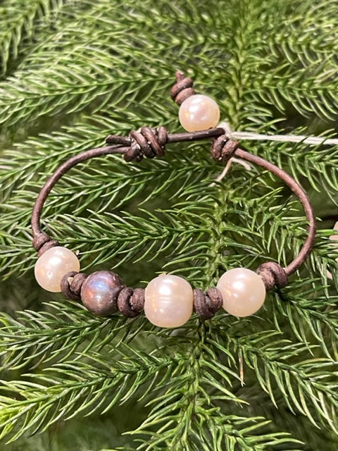HC Handmade Freshwater White and Tahitian Pearl Bracelet - Single